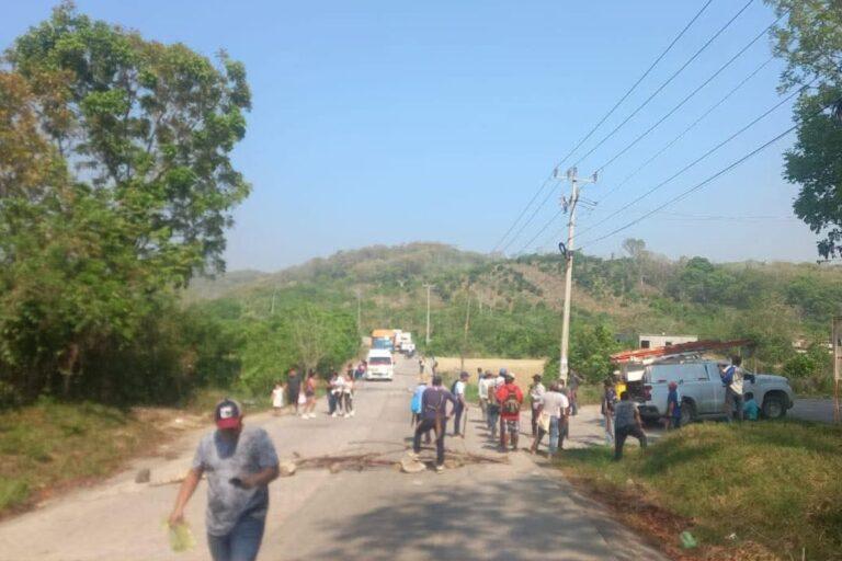 Imagen: Pobladores de Jaltocán bloquean carretera por falta de electricidad