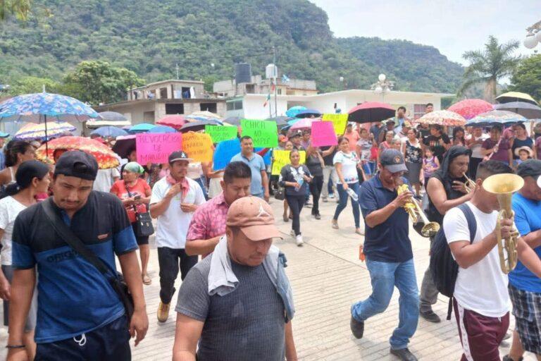 Imagen: Retienen pobladores de Mecatlán a la alcaldesa de Yahualica
