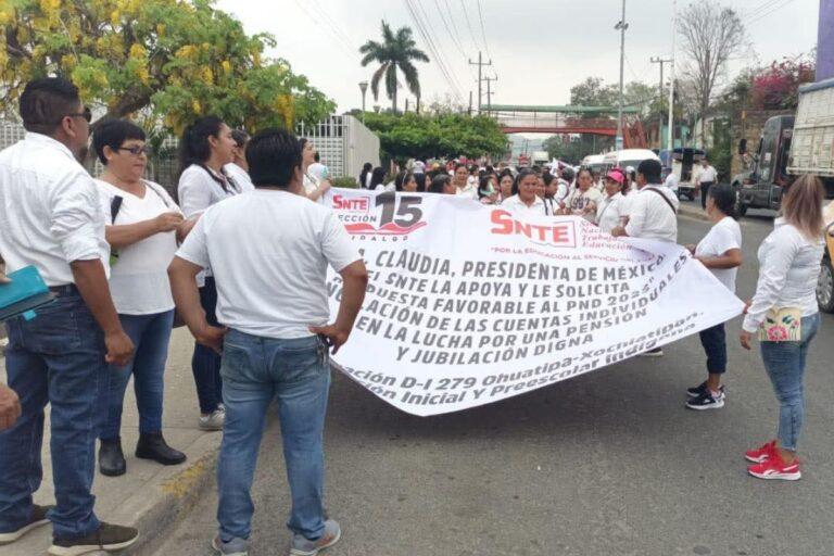 Imagen: Maestros marchan en Huejutla contra reformas laborales