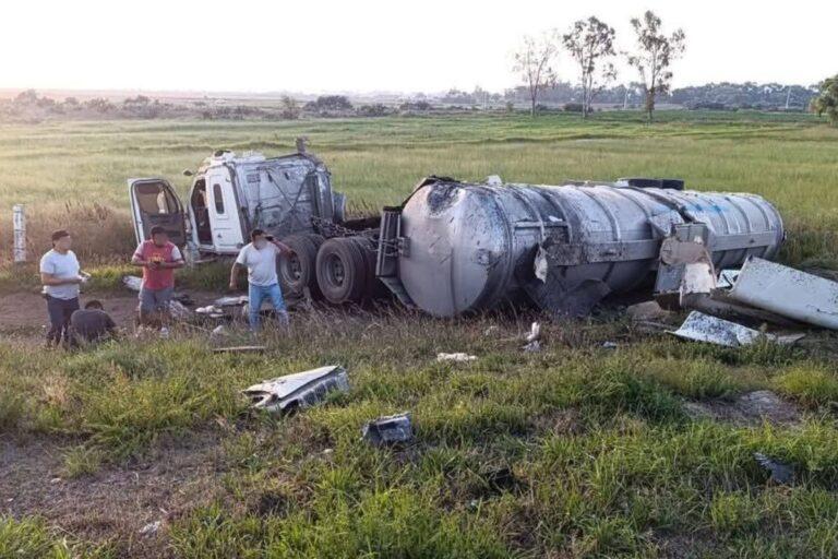 Imagen: Caos vial en el entronque Pitula-San Alejo: tractocamión se vuelca