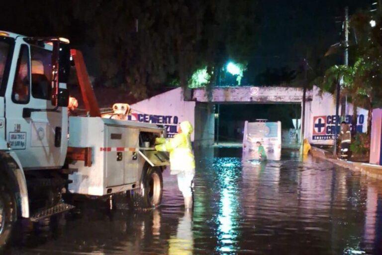 Imagen: Camión AVM se queda varado por anegación en puente de Tula