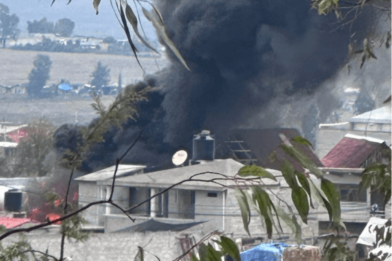 Imagen: Incendio en Tulancingo: vulcanizadora en llamas genera contaminación y daños materiales