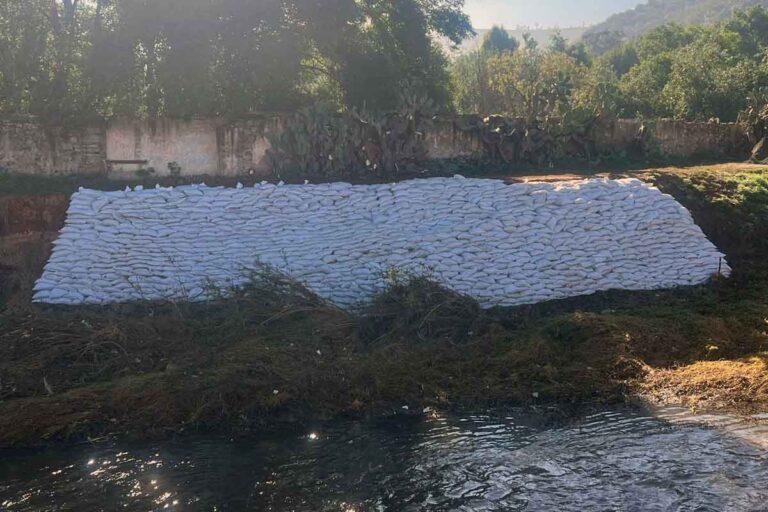 Imagen: Deben sustituir 2 mil 450 costales que cubren socavón del Río Grande, en Tulancingo