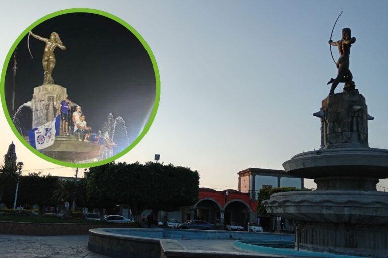 Imagen: Aficionados del Cruz Azul escalan la Diana Cazadora en Ixmiquilpan