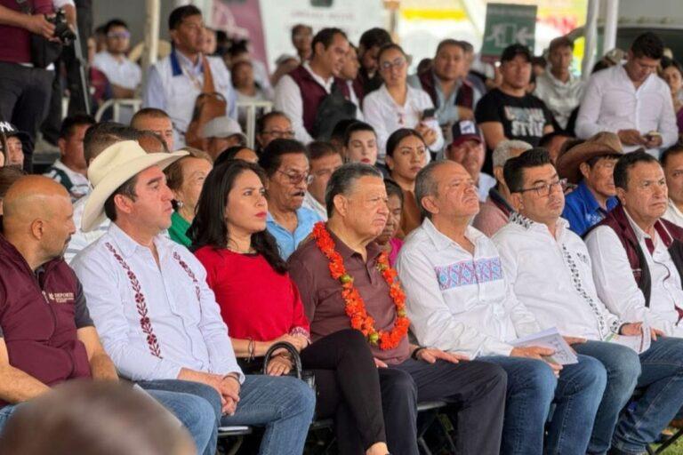 Imagen: Entrega gobernador apoyos a campesinos y migrantes en Tasquillo