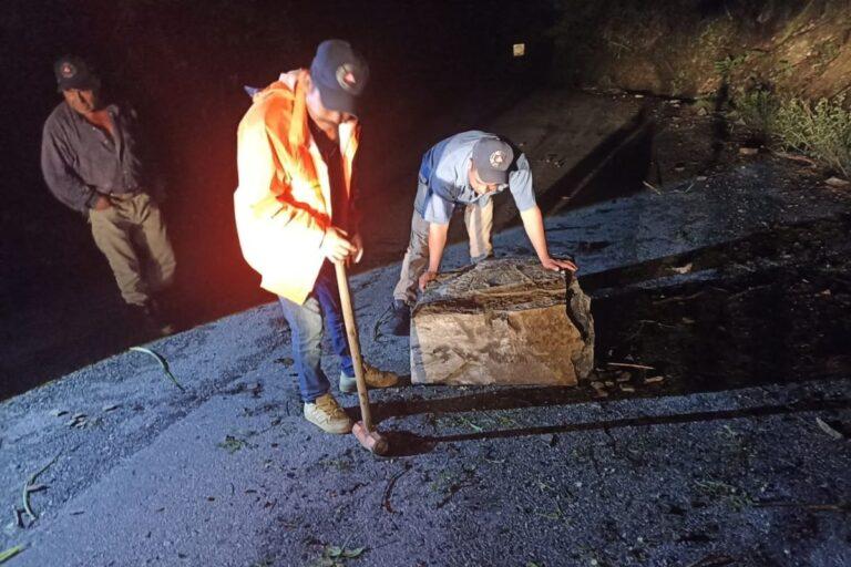 Imagen: Protección Civil de Calnali retiró rocas de tramo carretero