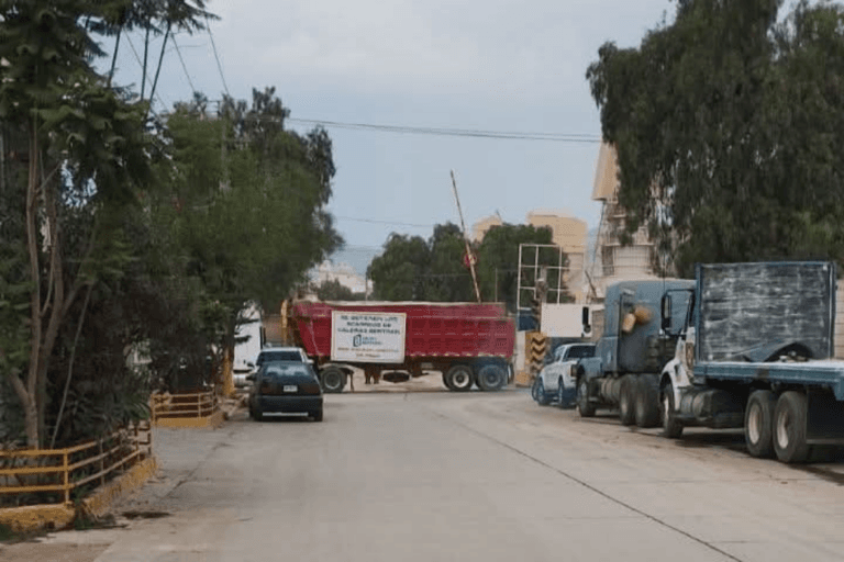 Imagen: Atotonilco de Tula: Permanece bloqueo de transportistas en empresa Cal Beltrán