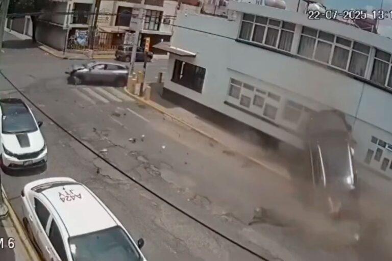 Imagen: Choque en Toluca: una camioneta termina incrustada en una vivienda tras accidente