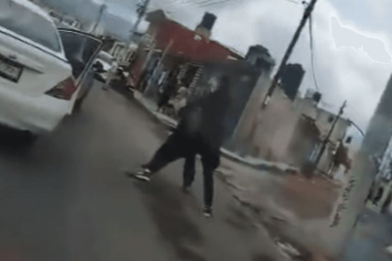 Imagen: Pachuca: Dos hombres se van a los golpes en pleno tráfico; el video circula en redes