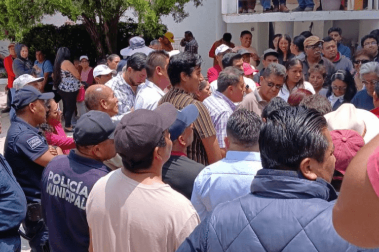Imagen: Habitantes de San Salvador toman la presidencia municipal