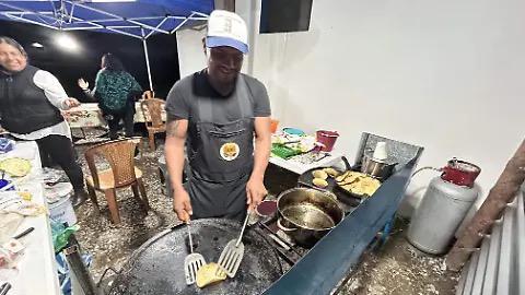 Imagen: Migrante vende antojitos mexicanos después de ser deportado por Trump
