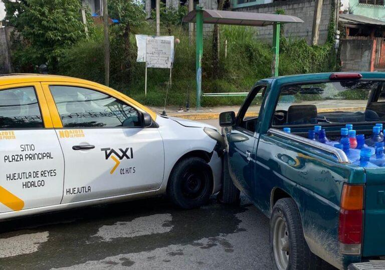 Imagen: Taxi choca contra camioneta en la Huejutla–Chalahuiyapa