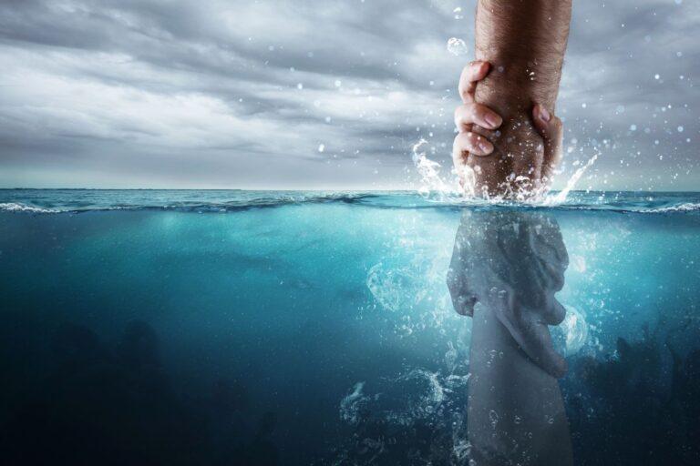Imagen: Mujer rescatada de un cuerpo de agua en Mineral del Chico