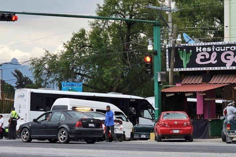 Imagen: Tras accidente, vecinos retuvieron una unidad de transporte público, en Ixmiquilpan