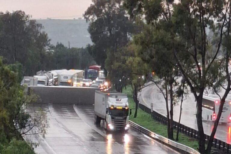Imagen: Vuelca tráiler en la autopista México-Querétaro