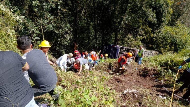 Imagen: Autobús de Futura cae en barranco en la México-Tuxpan; buscan a familiares de los heridos