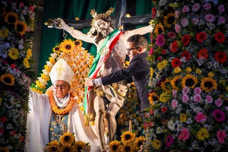 Imagen: Alcalde de Ixmiquilpan coloca la banda presidencial al Señor de Jalpan