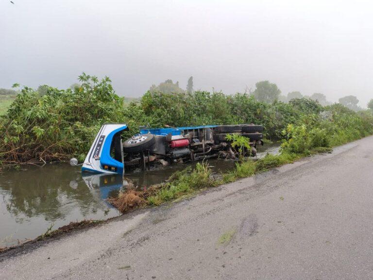 Imagen: Tezontepec de Aldama: Accidente en carretera deja camión volcado en canal