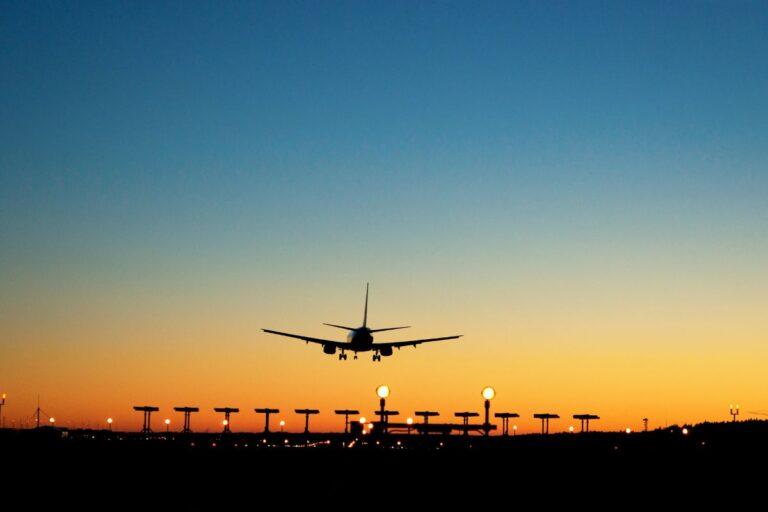 Imagen: Aeropuerto Internacional Benito Juárez cierra pistas por fuertes lluvias en la CDMX