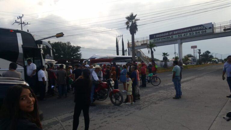 Imagen: Alerta Vial: Vecinos de Caxuxi bloquean el paso en la carretera México-Laredo