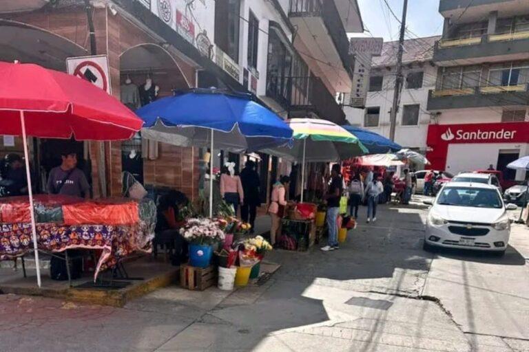Imagen: Zacualtipán: Vecinos se quejan de invasión de la vía pública por puestos comerciales