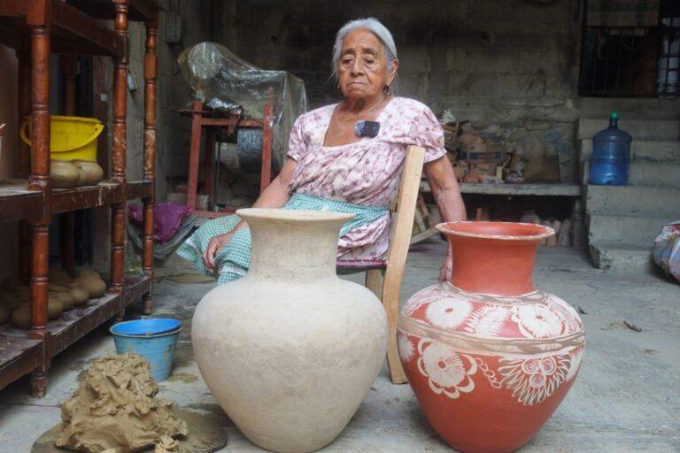 Imagen: Guadalupe Castillo preserva la tradición de la alfarería en Chililico, Huejutla