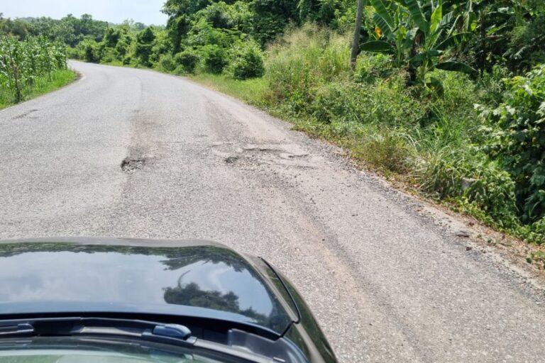 Imagen: Carretera Cececapa-La Corrala, en Huejutla, presenta baches, a dos meses de su construcción