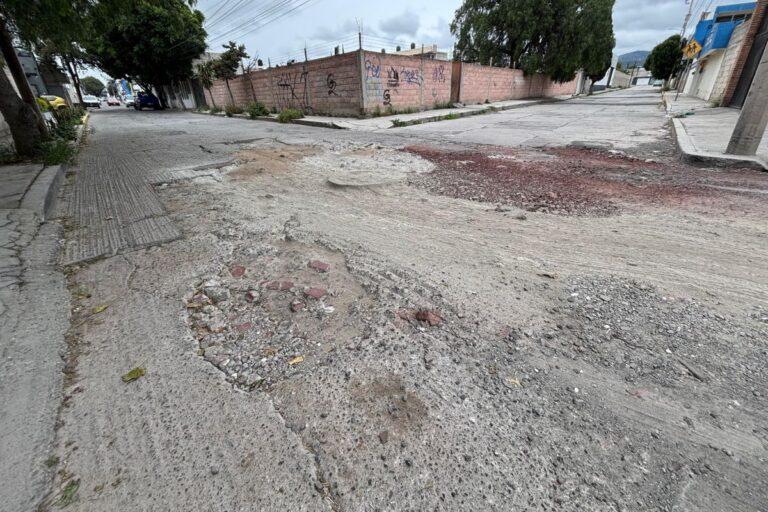 Imagen: Llena de baches, así se encuentra la Calle del Canal, en Ampliación Santa Julia, Pachuca