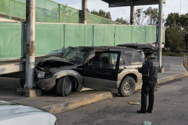 Imagen: Camioneta choca contra puente peatonal y aparece abandonada en Pachuca