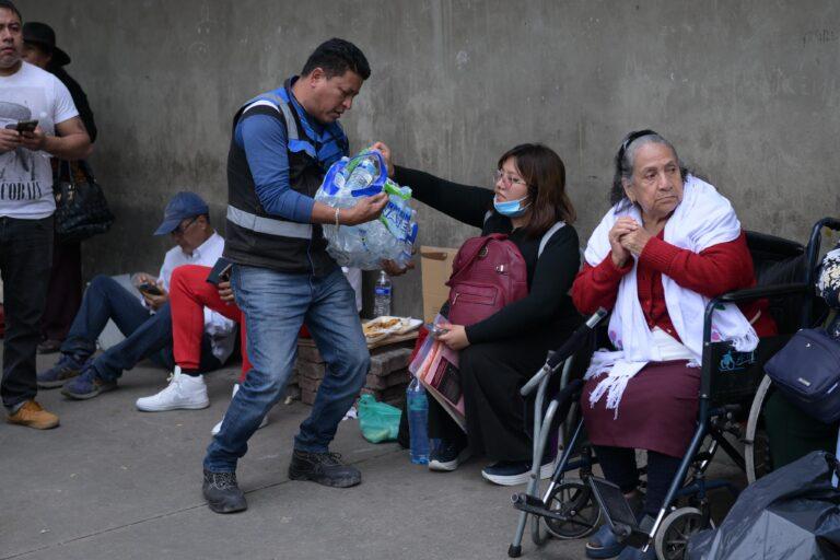 Imagen: Reparten comida y agua a familiares de heridos durante explosión de pipa en Iztapalapa
