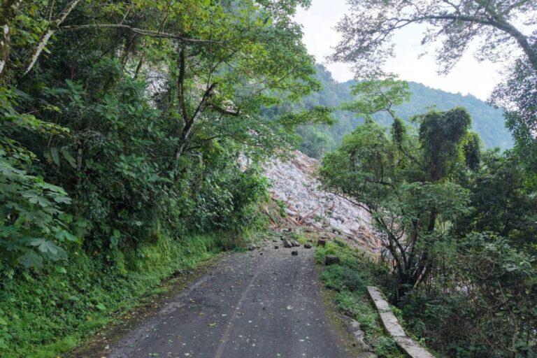 Imagen: Caos y tráfico en Pisaflores por derrumbe en el tramo carretero