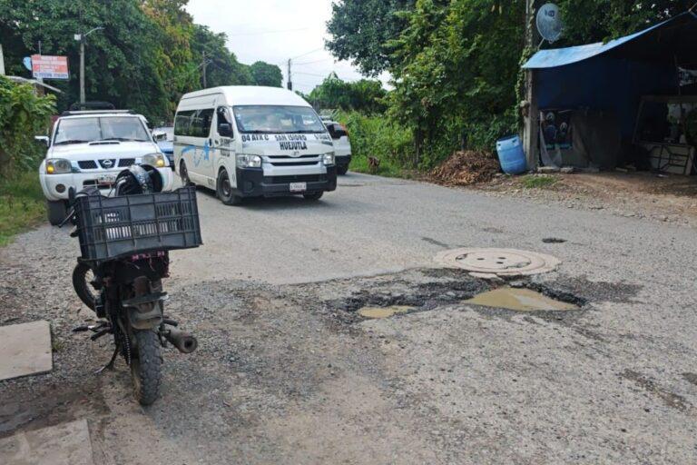 Imagen: Vecinos de Huejutla acusan daño a una avenida por el tránsito de camiones