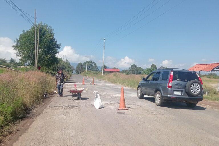 Imagen: Fernando tapa baches en las carreteras de Atotonilco el Grande