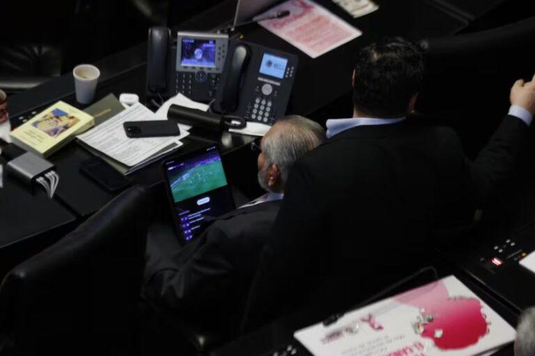 Imagen: Captan a Adán Augusto viendo al Barcelona en plena comparecencia del secretario de Hacienda