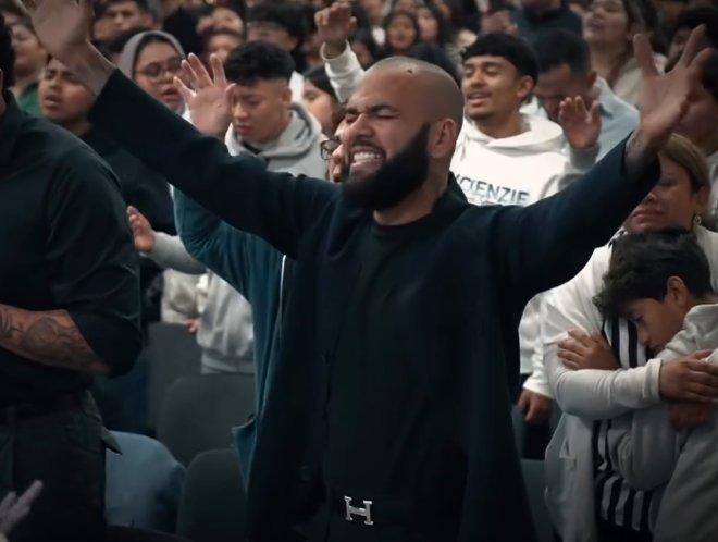 Imagen: Del balón a la Biblia: esta es la nueva faceta de Dani Alves