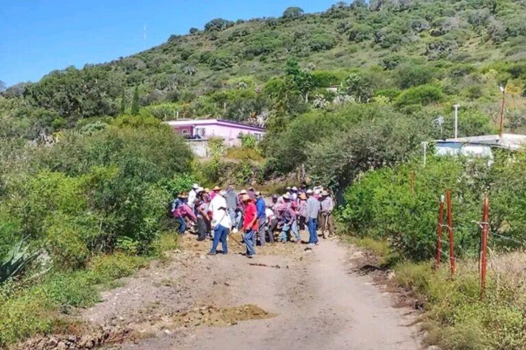 Imagen: Pobladores de Metztitlán, a la espera de que descienda el nivel del agua