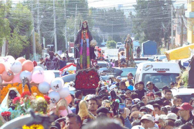 Imagen: Sol, cerveza y fe: marchan creyentes de la Santa Muerte en Pachuca