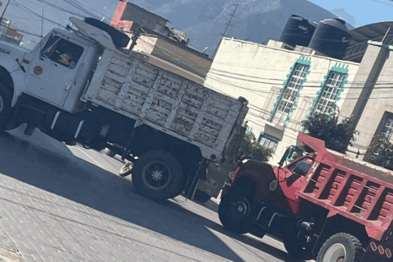 Imagen: Transportistas bloquean la cabecera de Zimapán este martes