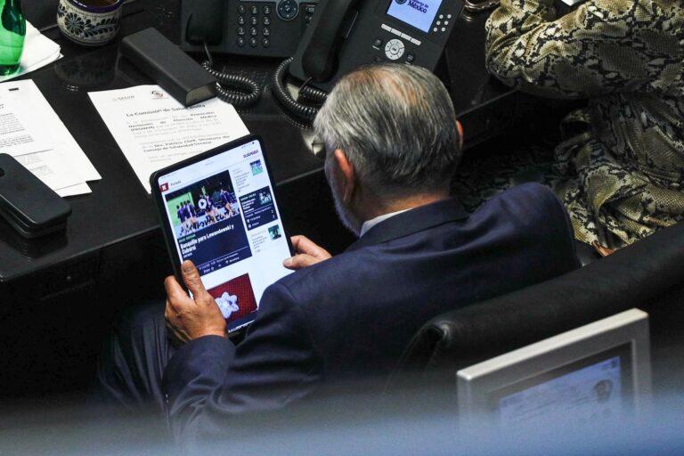 Imagen: ¡Adán Augusto de nuevo! El diputado fue captado viendo contenido deportivo en el Senado