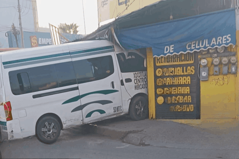 Imagen: ¡Se metió hasta la cocina! Urvan termina incrustada en local del mercado de Huejutla