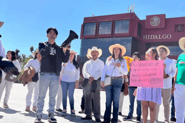 Imagen: Ciudadanos marchan en Pachuca por el Movimiento del Sombrero en honor a Carlos Manzo