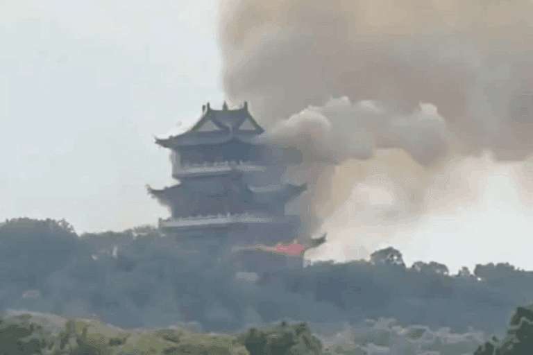Imagen: Incendio afecta el histórico Templo Yongqing en China