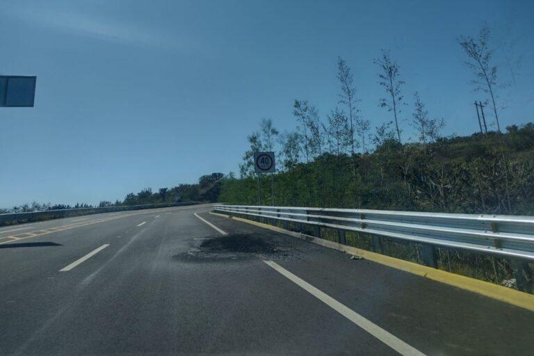 Imagen: Este tramo carretero de San Agustín Metzquititlán presenta irregularidades; nunca se inauguró