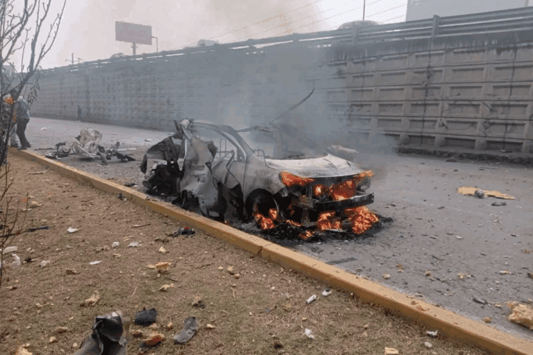 Imagen: Explota taxi con peregrinos en la México–Toluca