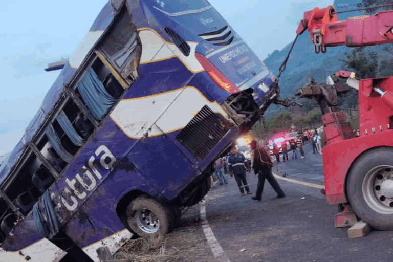 Imagen: Concluyen maniobras de rescate tras accidente de autobús en Tlanchinol