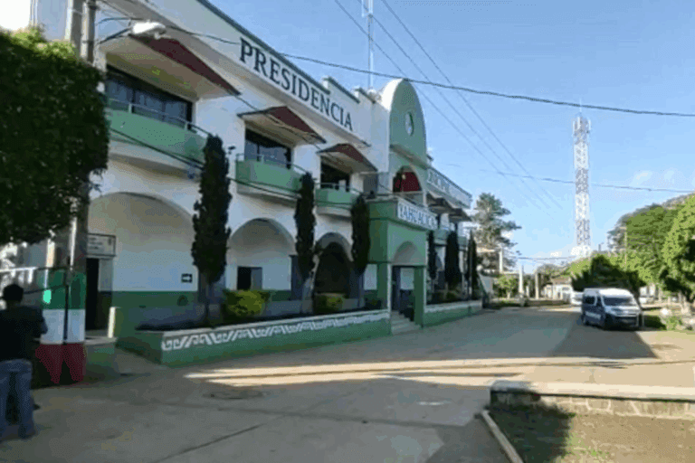 Imagen: Crisis en Yahualica: pobladores detienen a empleados de ayuntamiento