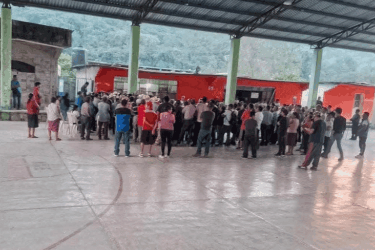 Imagen: Pobladores de Tlanchinol retienen a trabajadores de la CFE, esto exigen