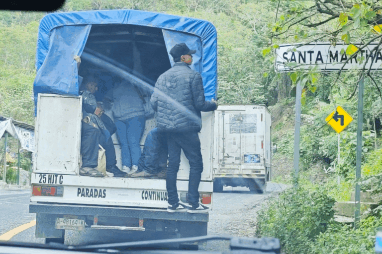 Imagen: Así viajan pasajeros de transporte rural mixto en la Tres Huastecas, pese al riesgo de accidentes