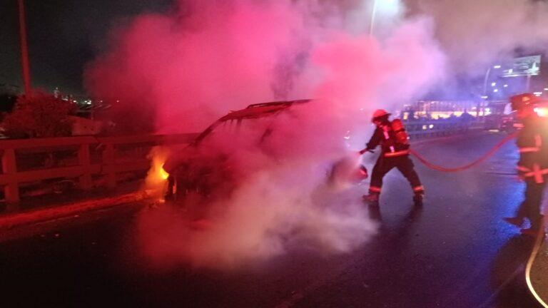Imagen: ¡Échenle agua! Un automóvil se incendió en esta vialidad de Pachuca