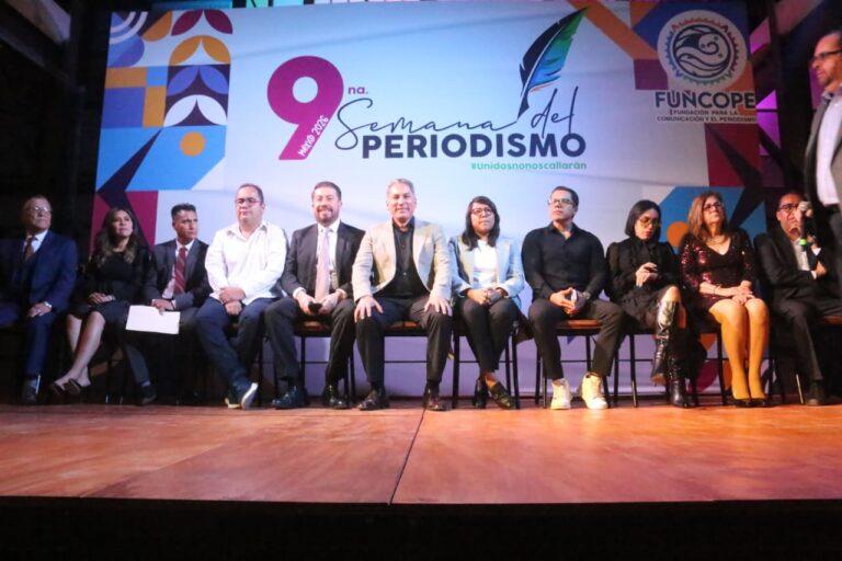 Imagen: Yuvenil Torres y Aldo Falcón, colaboradores de Criterio, galardonados en la novena Semana del Periodismo